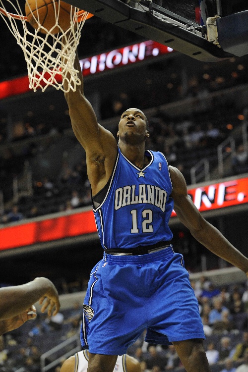 庞峥麟9中2贡献5分5篮板6助攻，赛季首次得分未能上双（庞峥麟9投2中仅得5分5篮板6助攻，本季首次得分未上双）