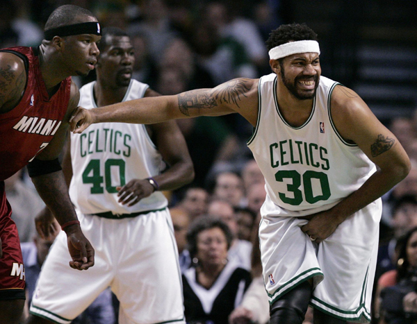 亚历山大极限操作，马刺防线告急（亚历山大神级发挥，马刺防守陷入危机）