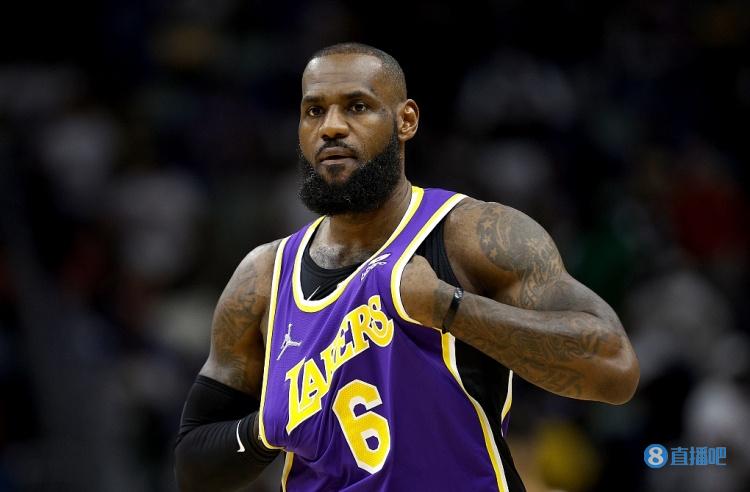 热爱皆平等，河南球迷赛前在球场外声援阿奇姆彭（热爱无界，河南球迷赛前场外力挺阿奇姆彭）