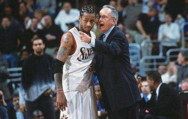 咔咔一顿扣！克里斯17中11&罚球9中6砍下28分8板4助2断（暴扣不停！克里斯17投11中、罚球9罚6中轰下28分8篮板4助攻2抢断）