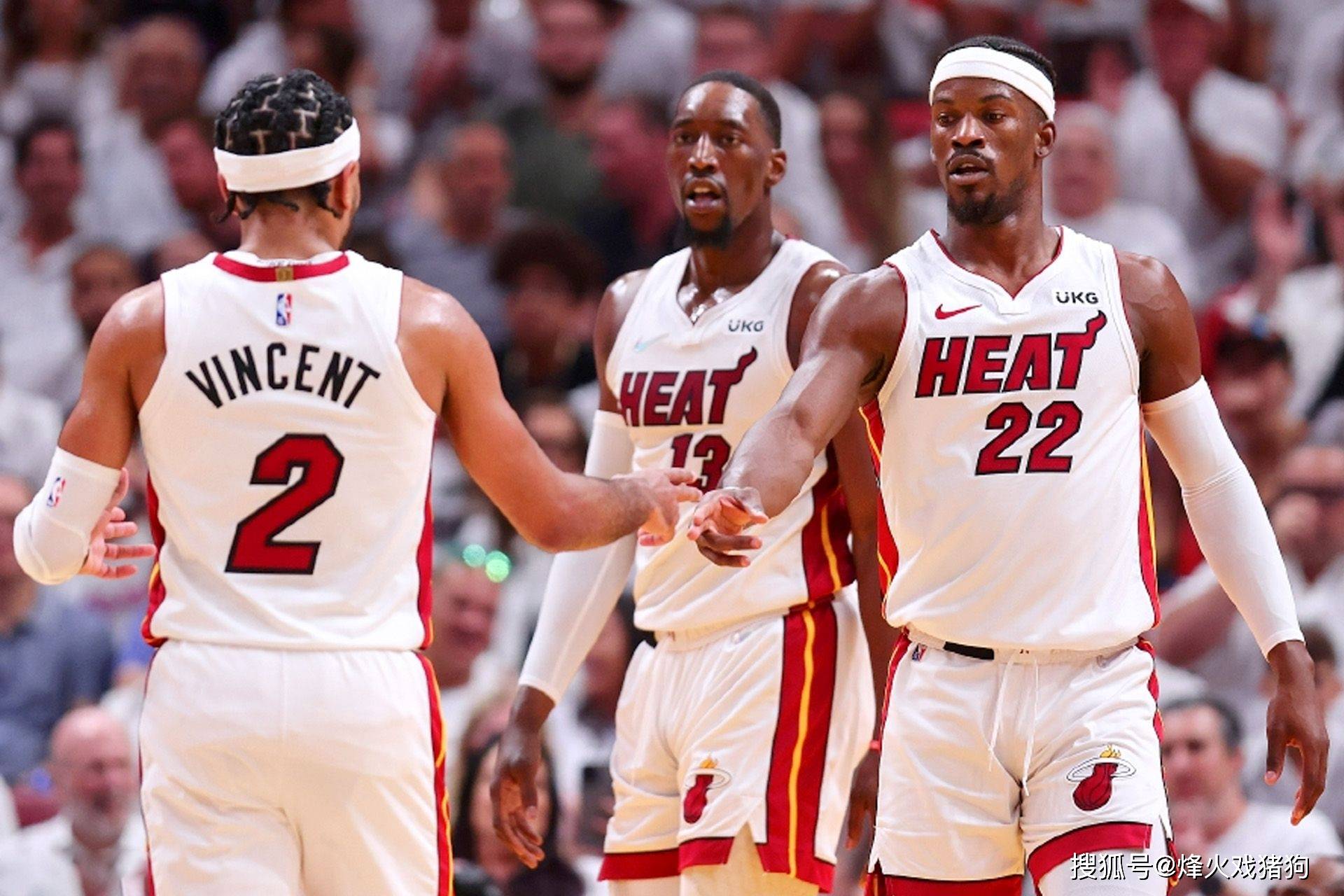 上场眉骨缝了3针！广东客场战浙江 徐杰戴着发带进行赛前热身（眉骨缝3针后，广东客战浙江，徐杰戴发带进行赛前热身）