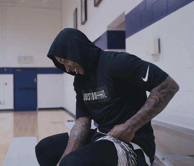 文班本赛季出战12场马刺8胜4负，缺席12场马刺9胜3负（文班在与不在：出战12场8胜4负，缺席12场马刺9胜3负）