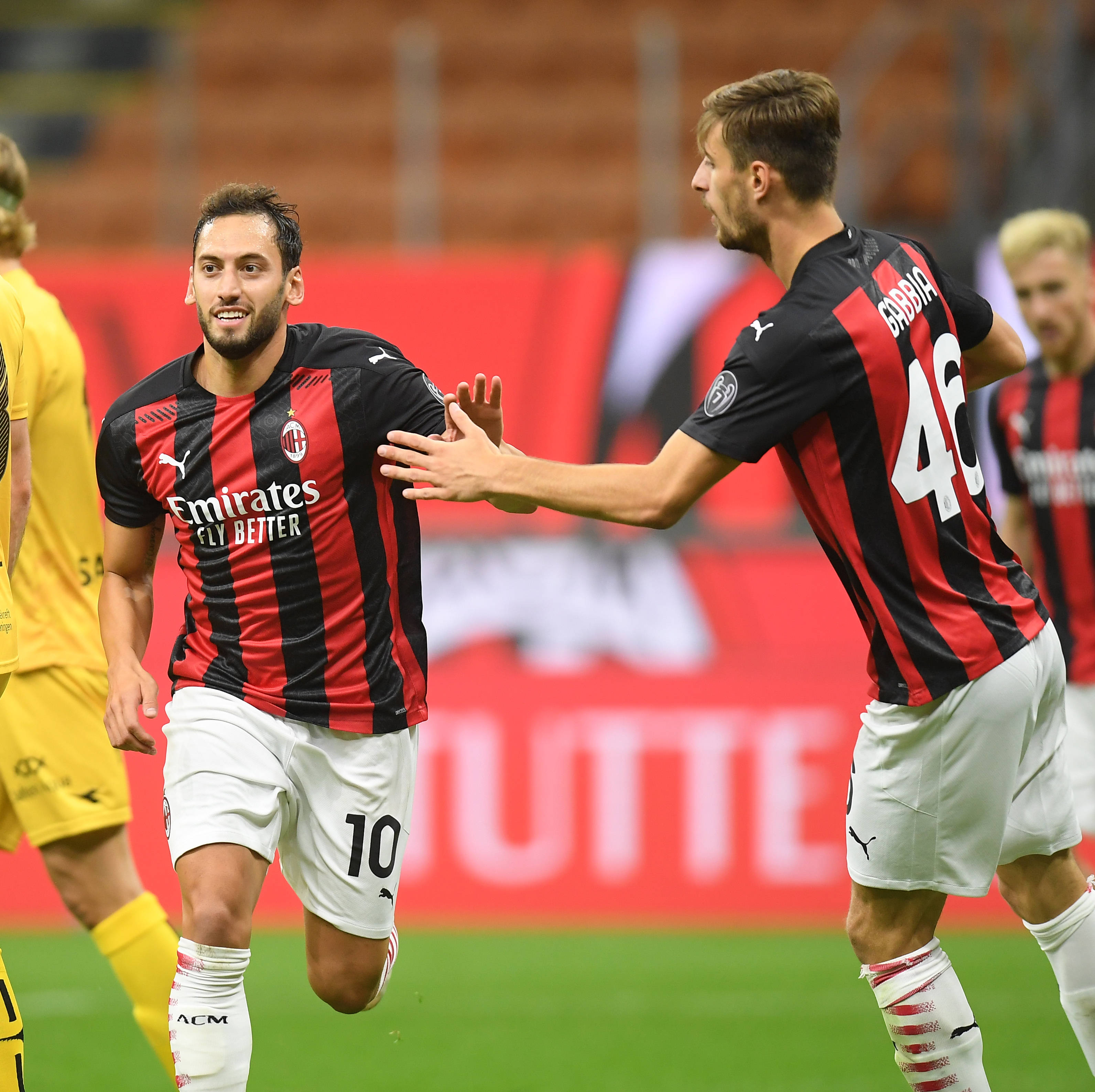 世体：弗里克对阿劳霍首张黄牌不满，他要求球员尽量减少抗议（世体：弗里克不满阿劳霍首张黄牌，要求球员尽量少抗议）